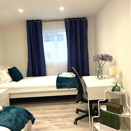 2 Bedroom Serviced Apartment # Londra Esterno foto