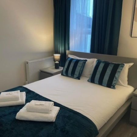 2 Bedroom Serviced Apartment # Londra Esterno foto