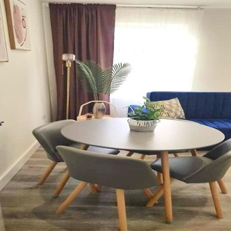 2 Bedroom Serviced Apartment # Londra Esterno foto