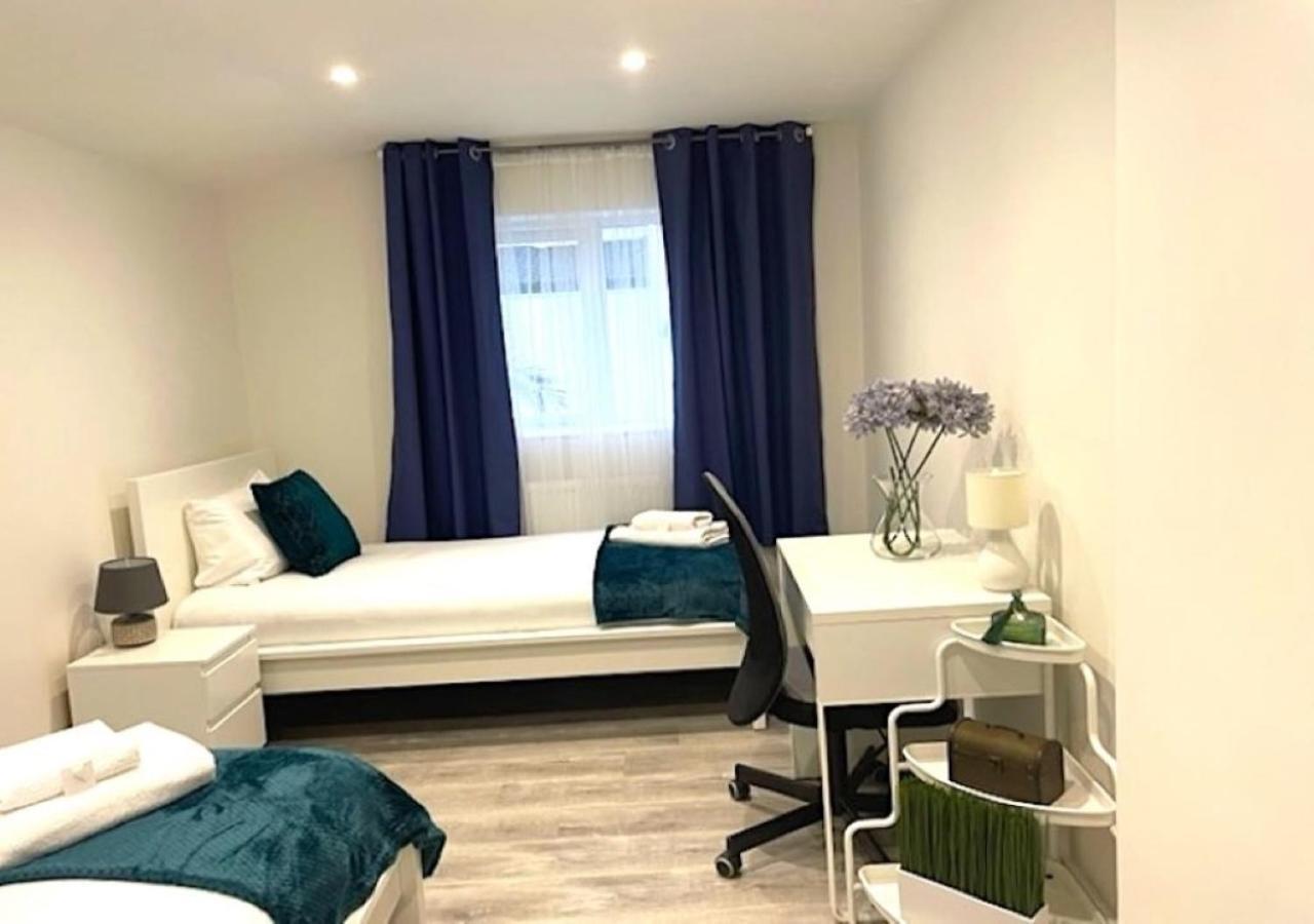 2 Bedroom Serviced Apartment # Londra Esterno foto