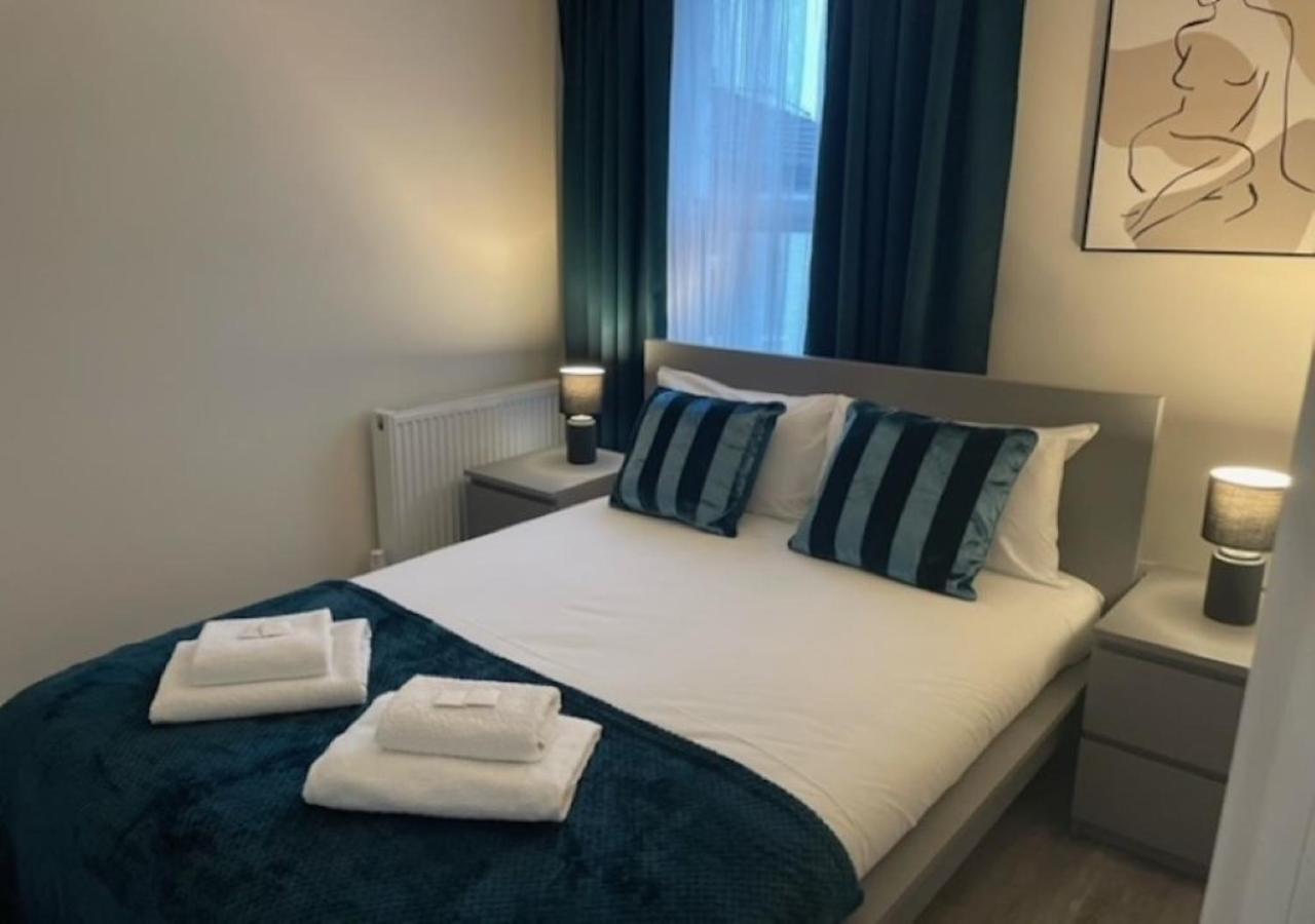 2 Bedroom Serviced Apartment # Londra Esterno foto