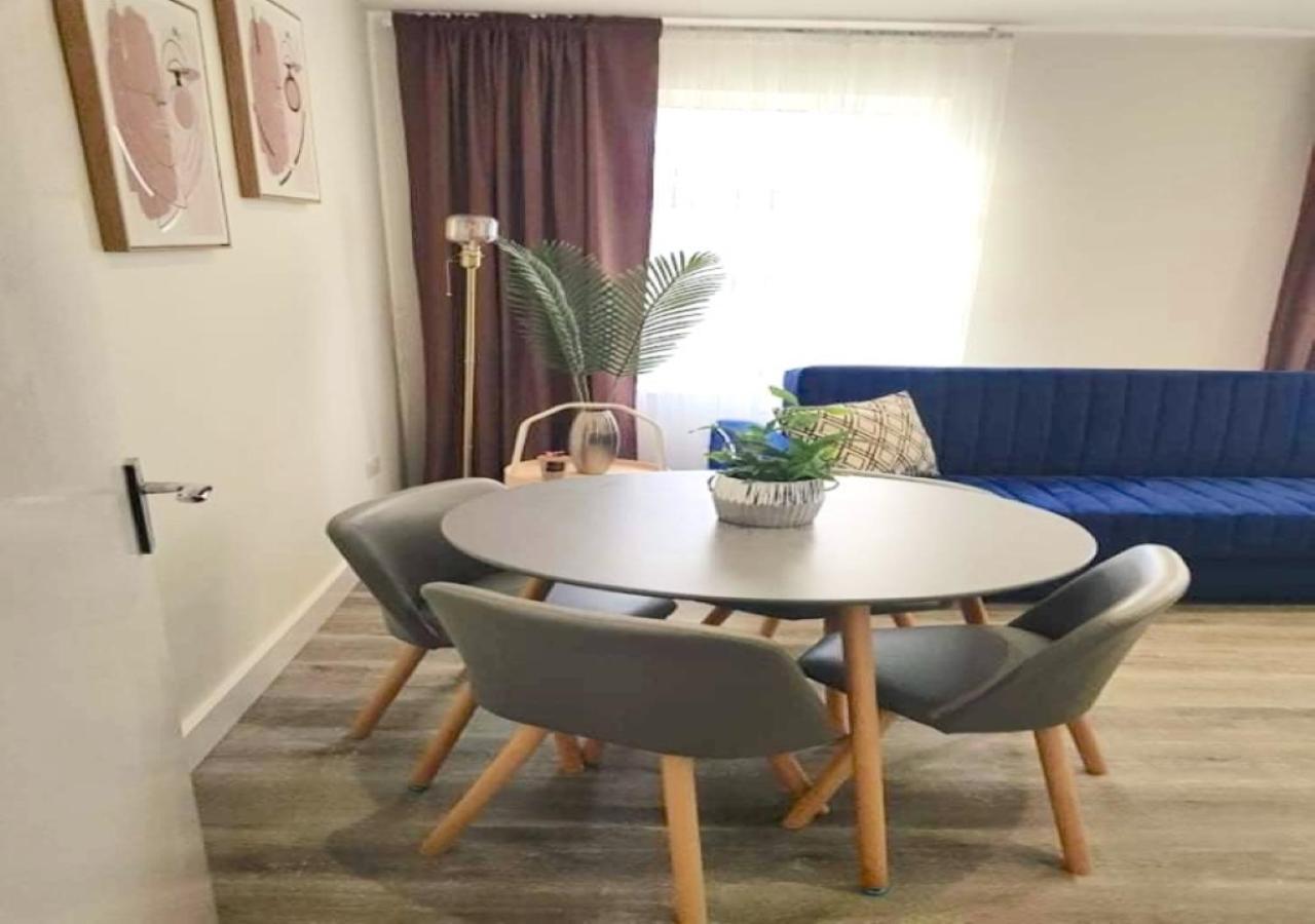 2 Bedroom Serviced Apartment # Londra Esterno foto