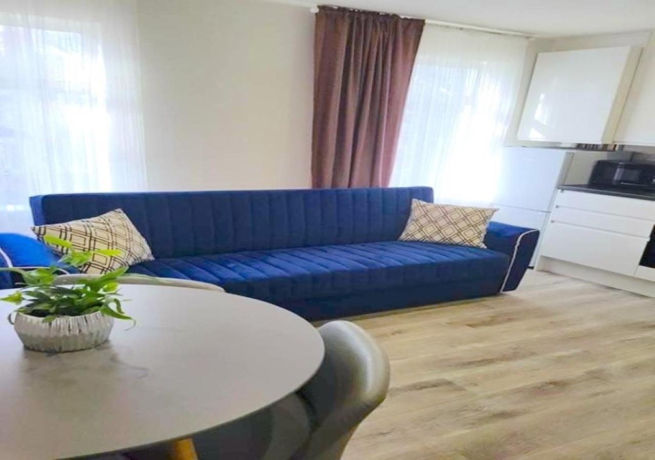 2 Bedroom Serviced Apartment # Londra Esterno foto