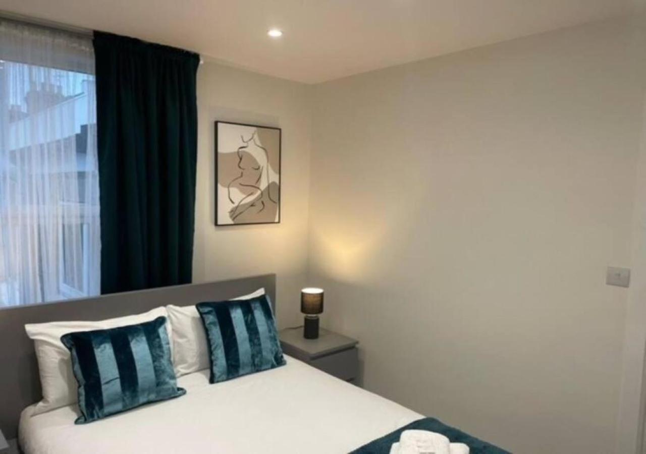 2 Bedroom Serviced Apartment # Londra Esterno foto