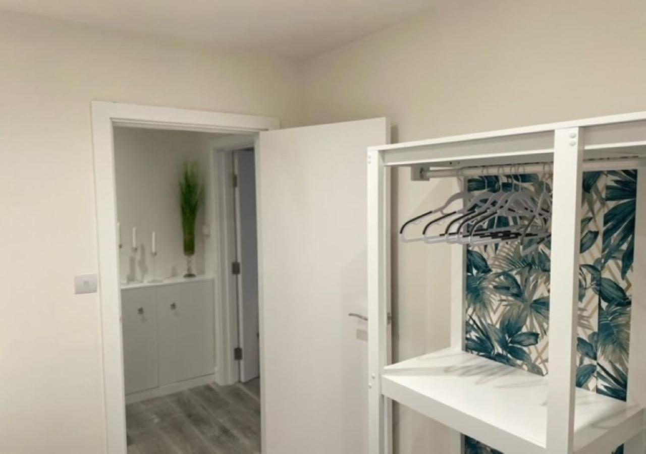 2 Bedroom Serviced Apartment # Londra Esterno foto