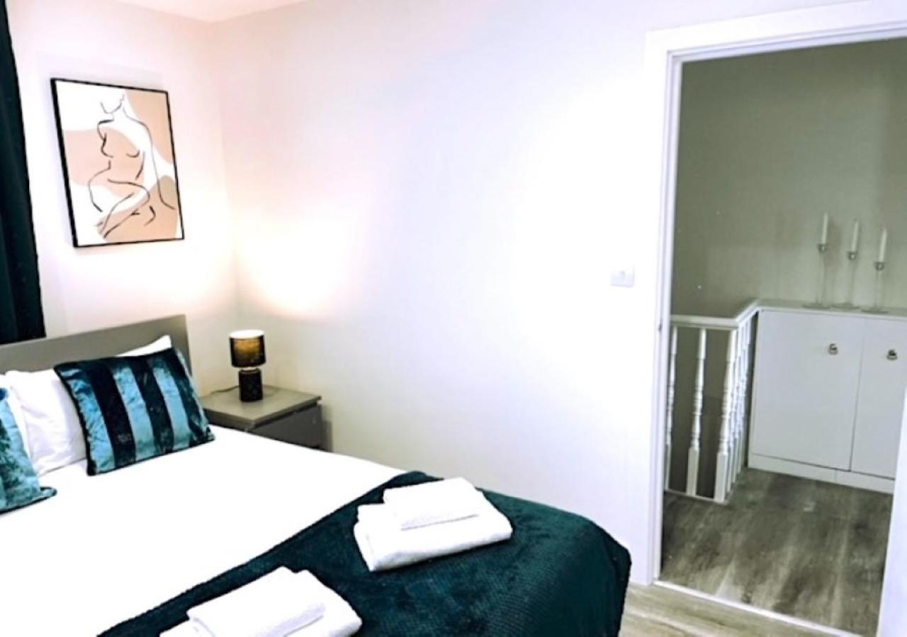 2 Bedroom Serviced Apartment # Londra Esterno foto