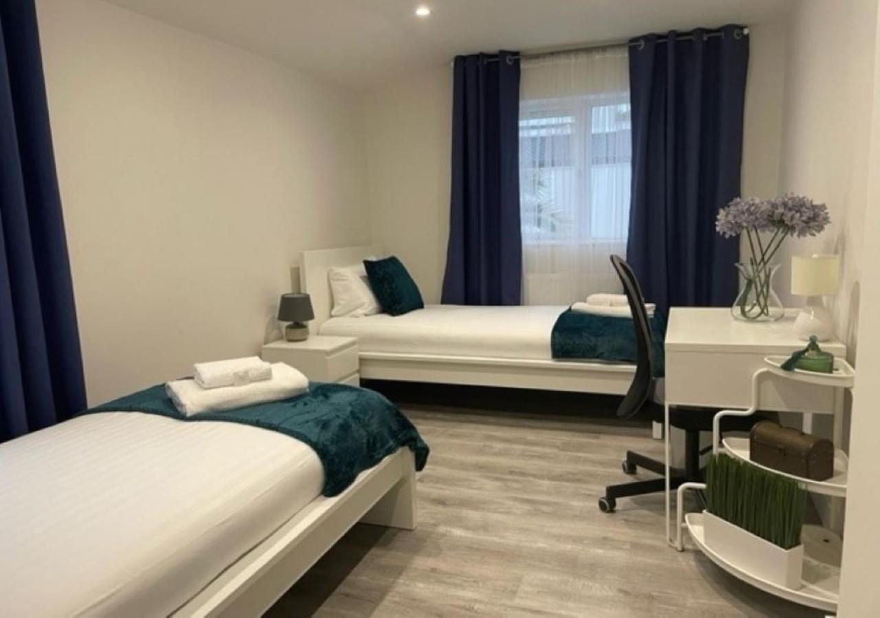 2 Bedroom Serviced Apartment # Londra Esterno foto