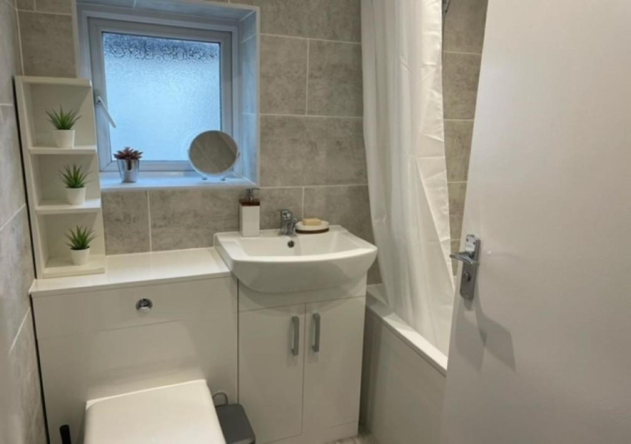 2 Bedroom Serviced Apartment # Londra Esterno foto
